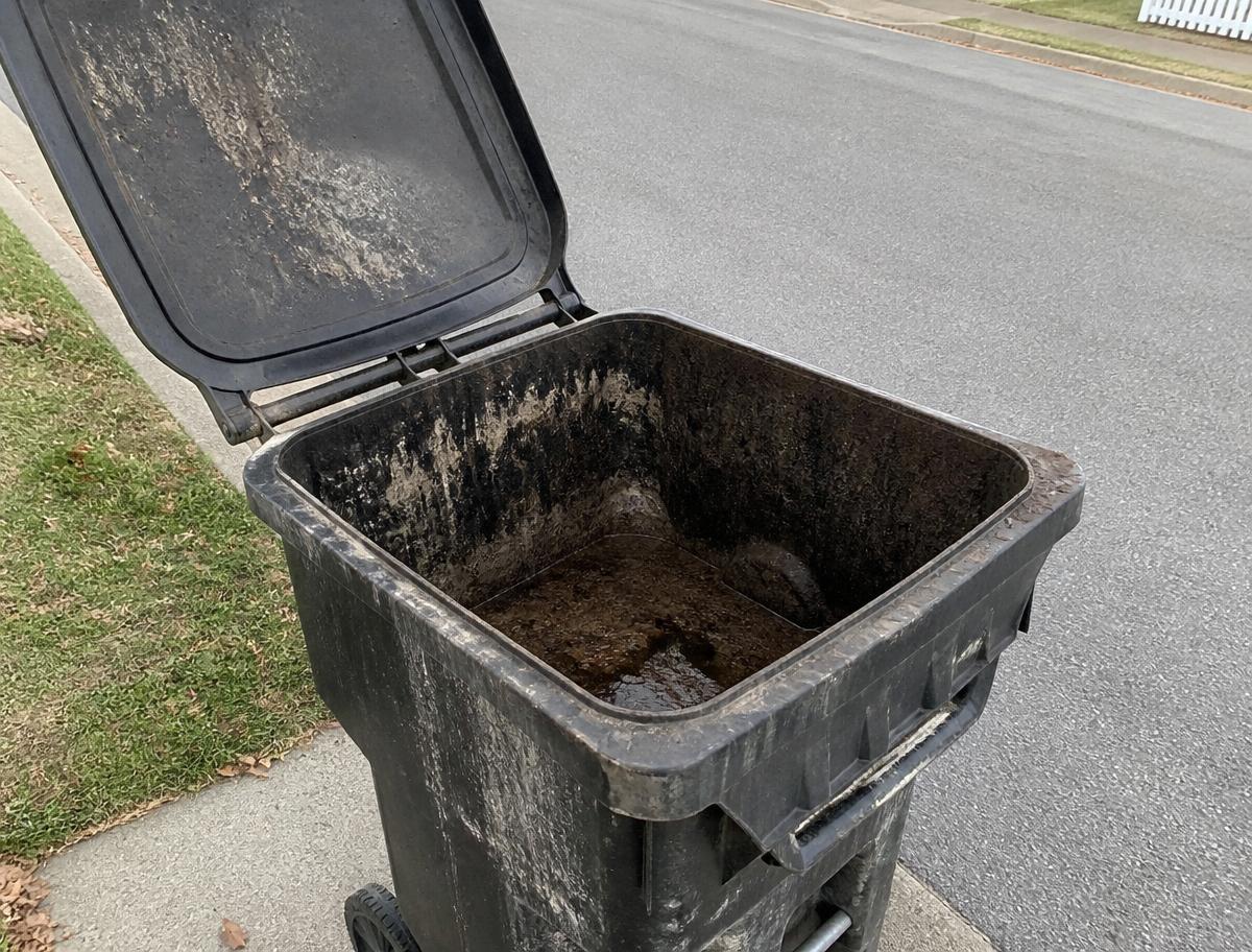 A dirty, grimy trash bin before cleaning